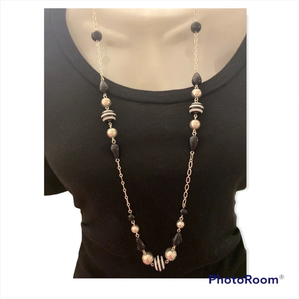 Traded* Vintage Black/White/Silver Glass Beads on a silver tone necklace - Picture 2 of 4